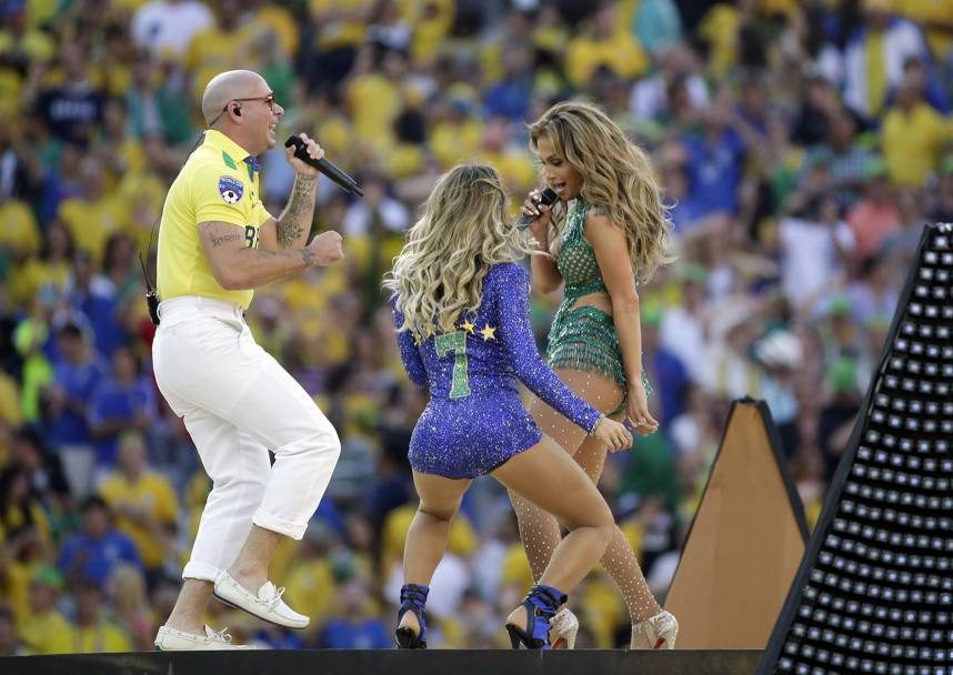 Jennifer Lopez e Claudia Leitte scatenate sul palco allo stadio Itaquerao di San Paolo durante la cerimonia d&#39;apertura. Ap